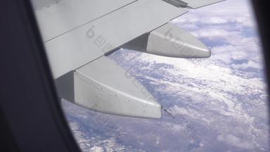 飞机通勤窗口观点翼飞机空中视图雪山范围呃股票镜头